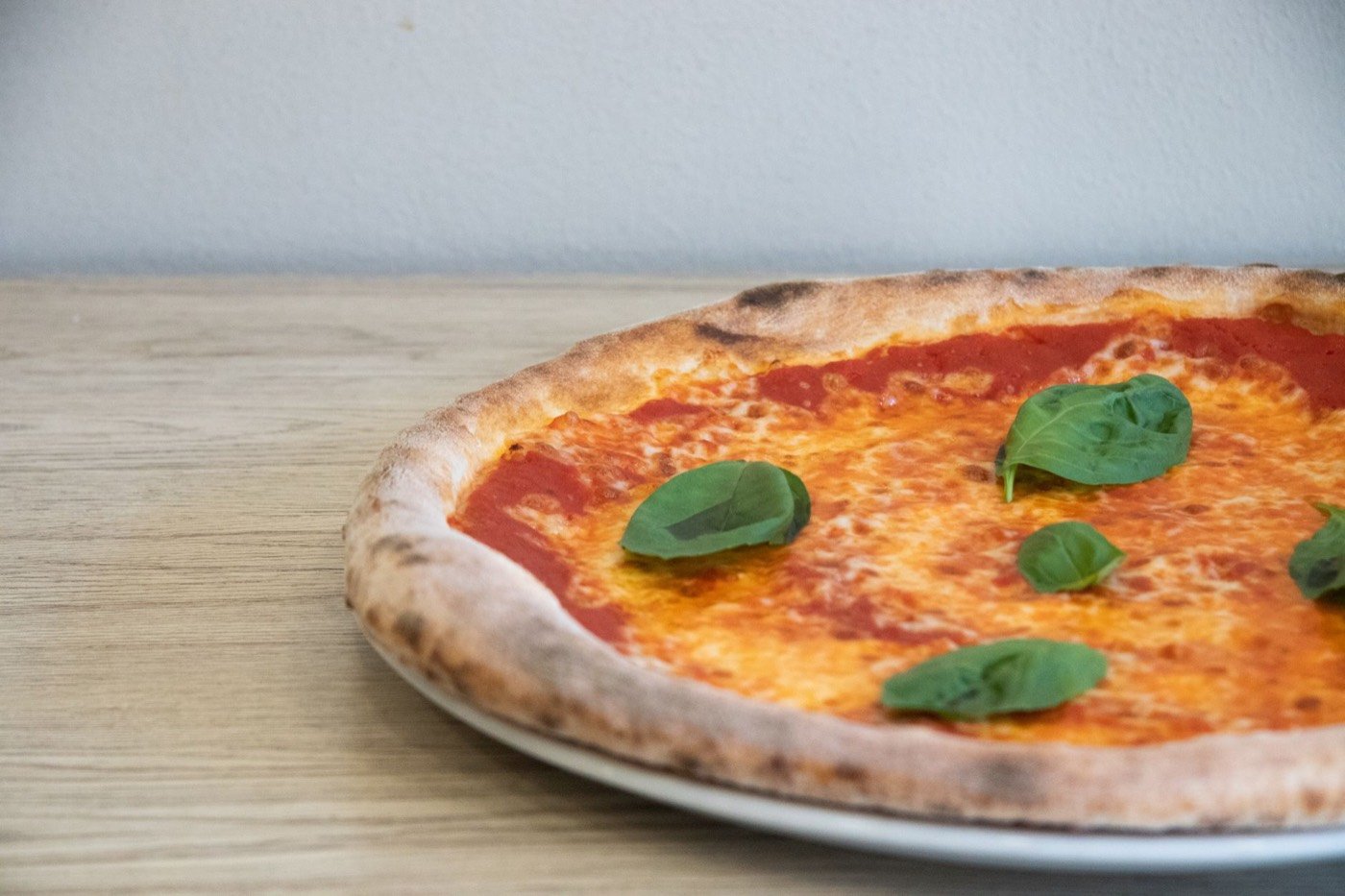 Margherita con basilico fresco